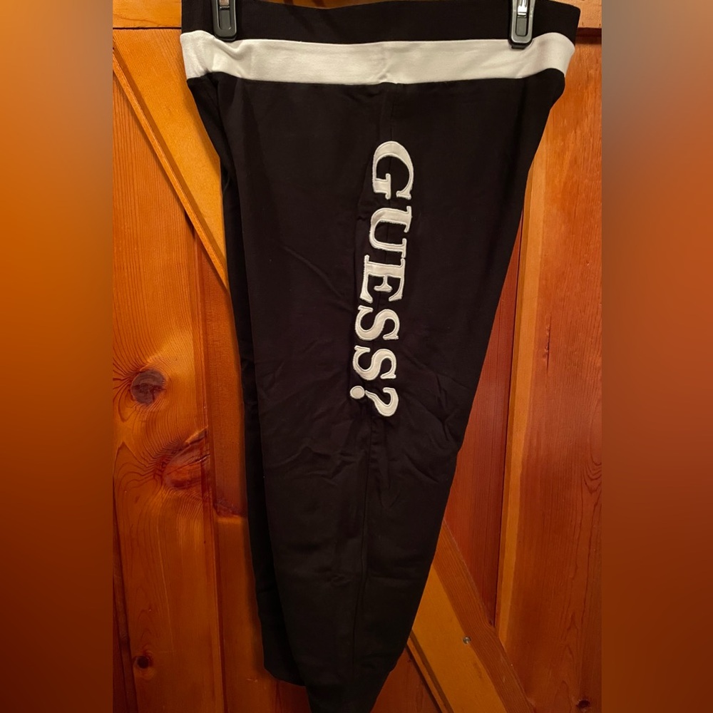 Guess women’s cotton Capri sweat pants. Medium. Black. Never worn. new